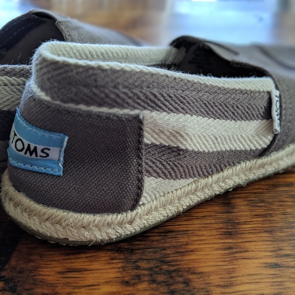 NWT!  Canvas TOMS - Picture 5 of 7
